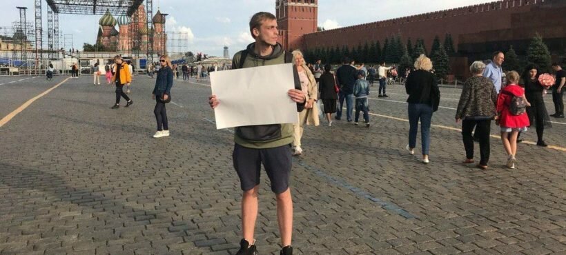 Na Placu Czerwonym zatrzymano dziennikarza z pustą kartką papieru